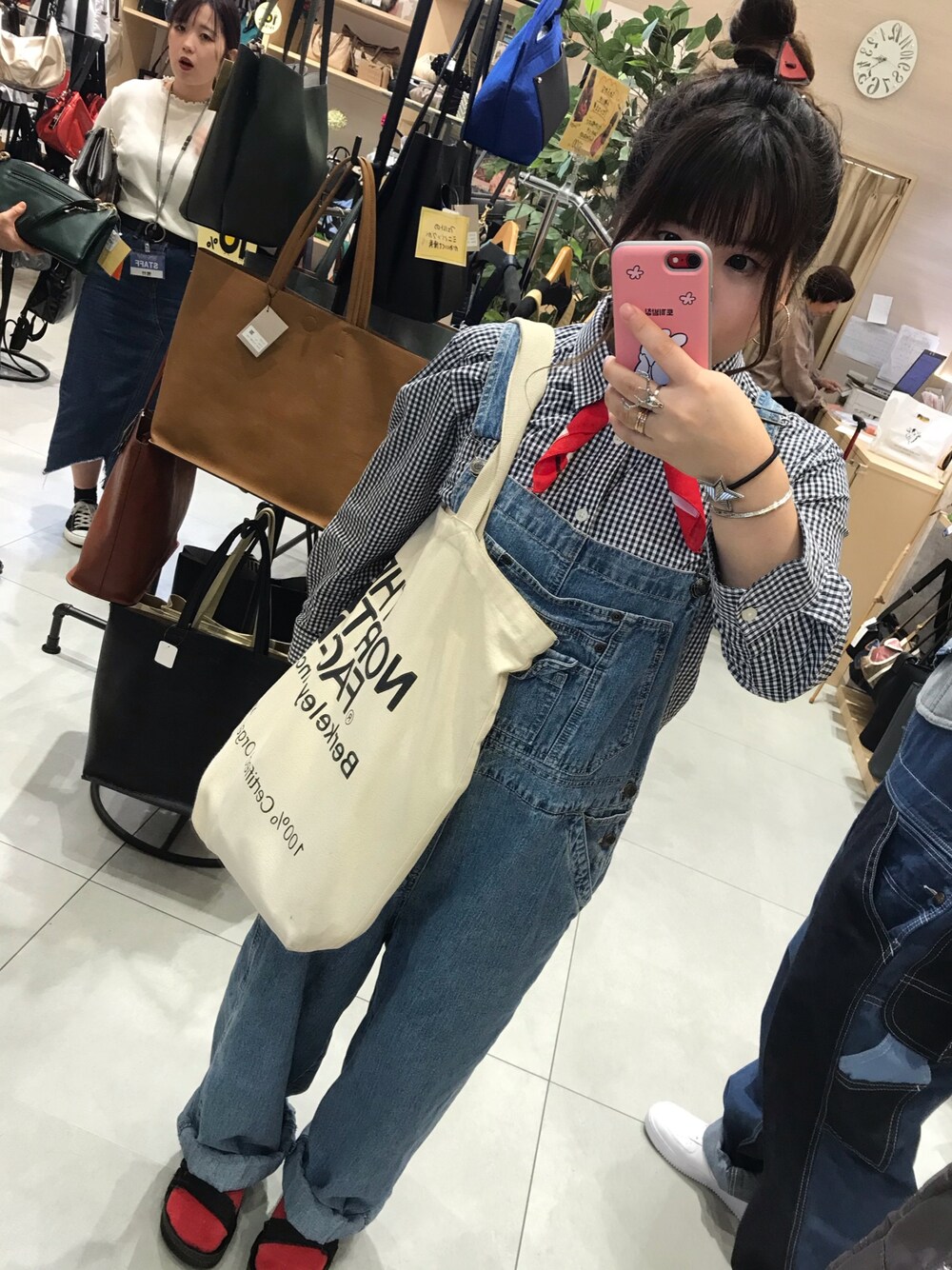 「オーバーオール、春、バンダナ」｜「THE NORTH FACEのアイテム（トートバッグ、ベージュ系）」を使った、きんきんさん（レディース・145cm）の春コーディネートの1枚目の写真