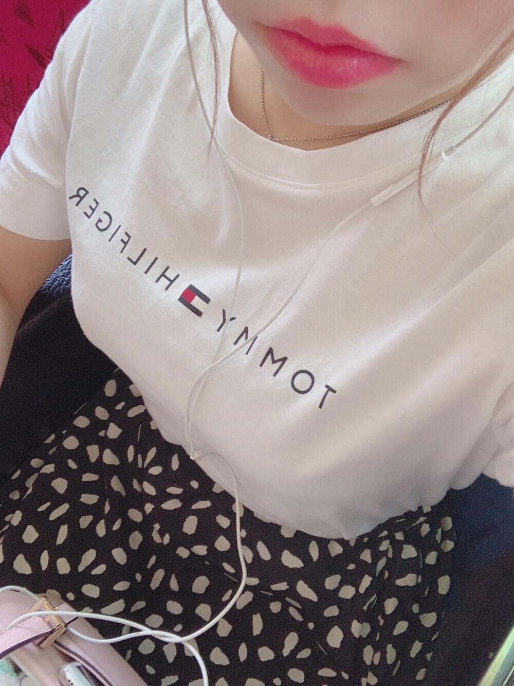 「大人カジュアル、シンプル、Tシャツ、ラフ、スカート、大人ガーリー、スポサン、きれいめカジュアル、ドット、大人コーデ」｜「TOMMY HILFIGERの【オンライン限定カラーあり】定番 ベーシック ロゴ Tシャツ（Tシャツ/カットソー、ホワイト系）」を使った、きんきんさん（レディース・145cm）の夏コーディネートの1枚目の写真