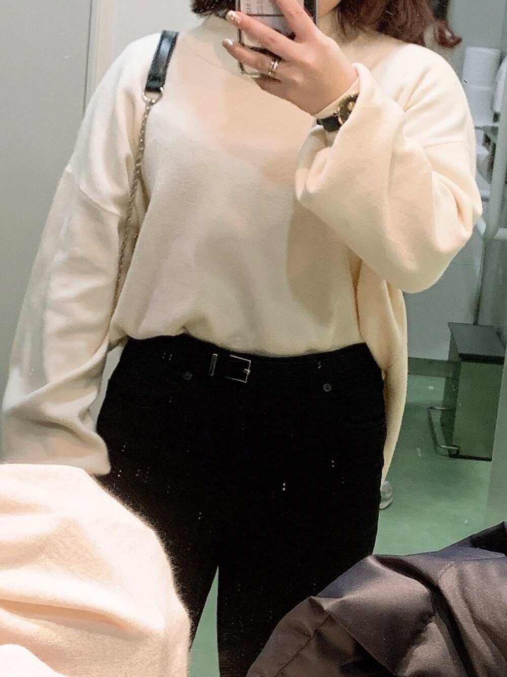 「今日のコーデ、冬コーデ、パンツスタイル、オトナカジュアル、おしゃれさんと繋がりたい、ootd、ニット、低身長、モノトーン」｜「PAGEBOYのハイネックボリュームスリーブニット（ニット/セーター、ホワイト系）」を使った、きんきんさん（レディース・145cm）の冬コーディネートの1枚目の写真