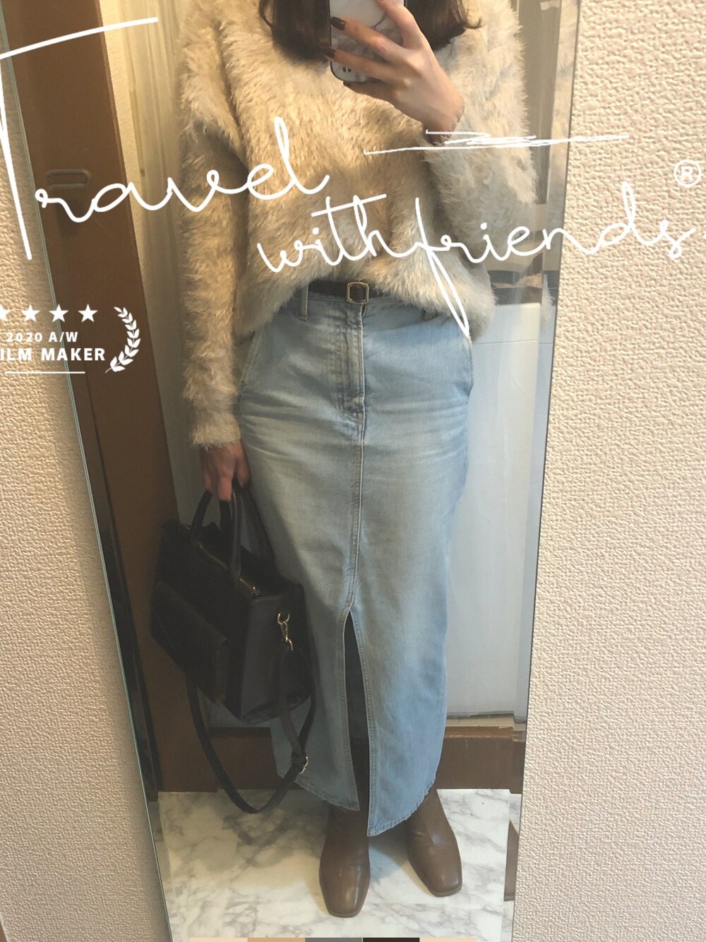 ベージュ系のニット/セーター、ブルー系のデニムスカート、ブラウン系のショルダーバッグを着用したレディースの冬コーディネートの1枚目の写真