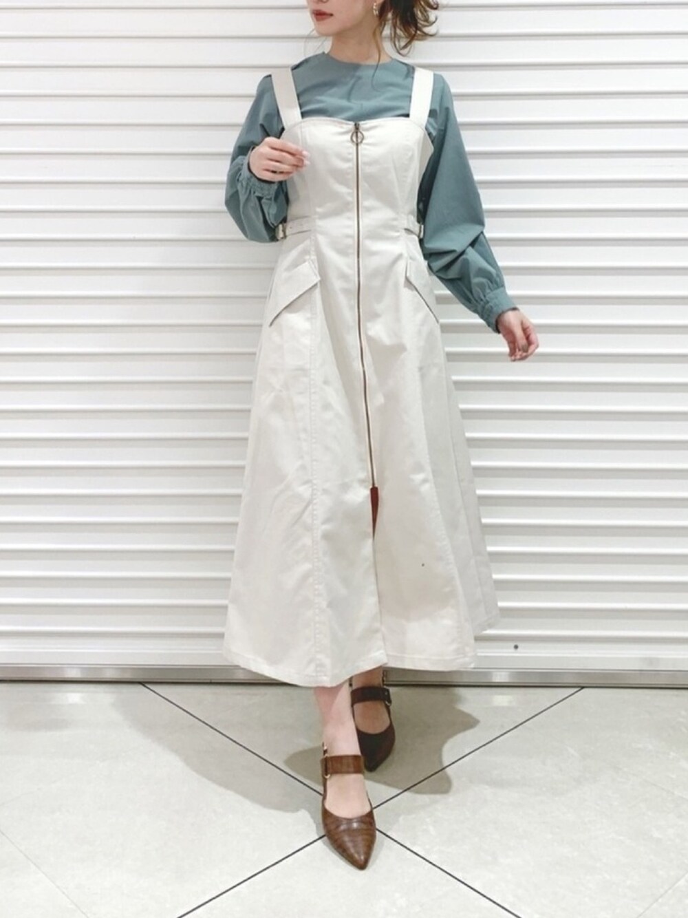 「ジャンスカ、ブラウス、ロングワンピース、アイボリー、春コーデ、カジュアルコーデ」｜「dazzlinのベルテッドローヒールパンプス（パンプス、ブラウン系）」を使った、mikiさん（レディース・153cm）の冬コーディネートの1枚目の写真