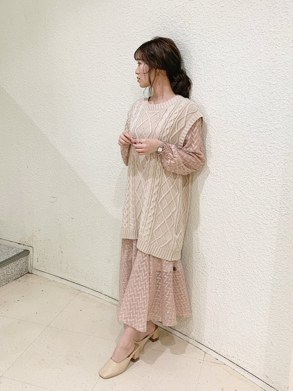 「パステル映える春、ラクチンコーデ、ニット、ニットベスト、ワンピース、春コーデ、キレイめ、大人女子、低身長、ペールトーン」｜「dazzlinのケーブルバックデザインロングベスト（ベスト、ベージュ系）」を使った、mikiさん（レディース・153cm）の春コーディネートの1枚目の写真