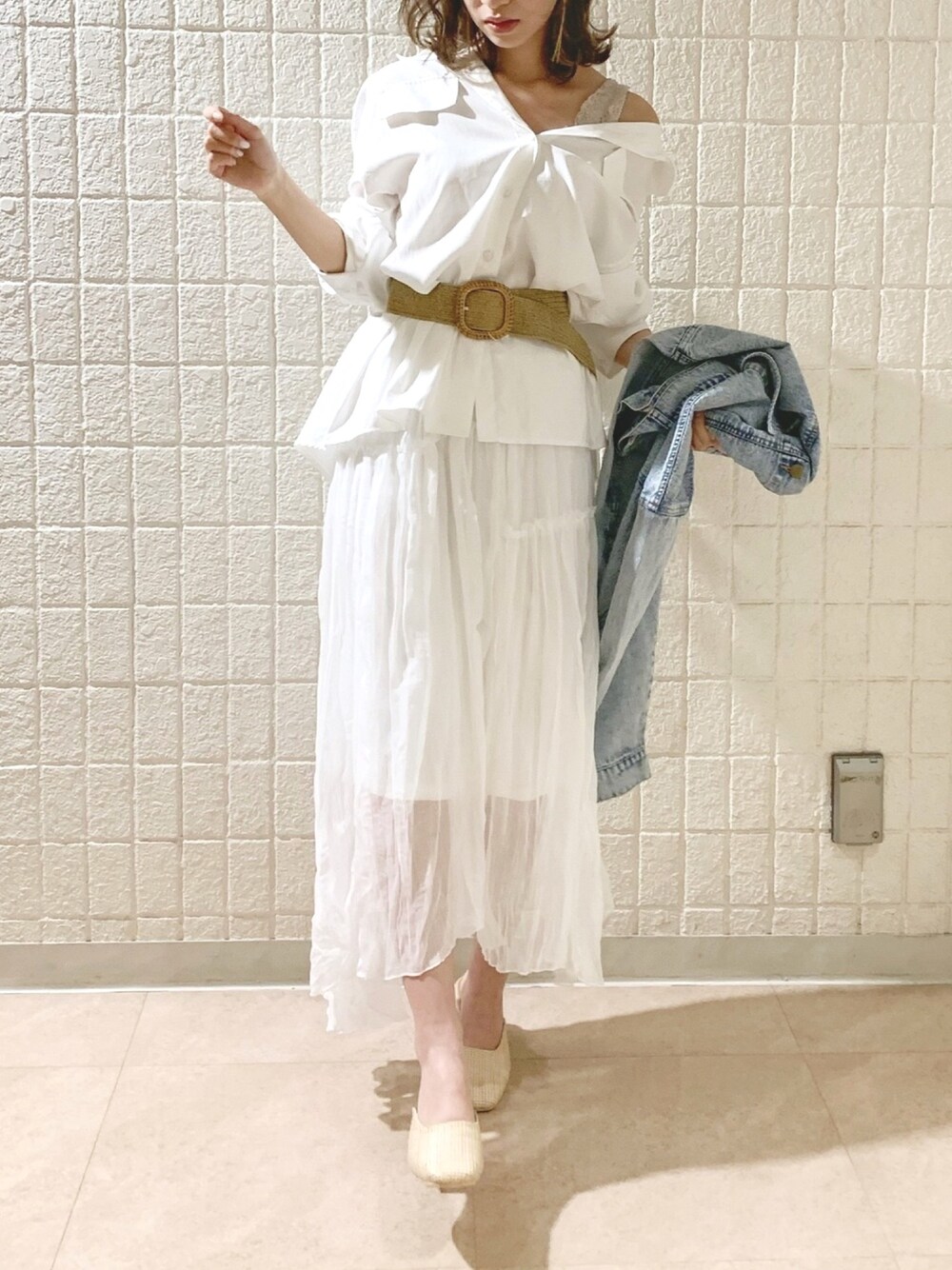 「パステル映える春、ワントーンコーデ、キレイめ、シャツスタイル、シアー、透け感、大人カジュアル、ラフ、休日スタイル、低身長コーデ」｜「dazzlinのイレギュラーラインクリンクルスカート（スカート、ホワイト系）」を使った、mikiさん（レディース・153cm）の春コーディネートの1枚目の写真
