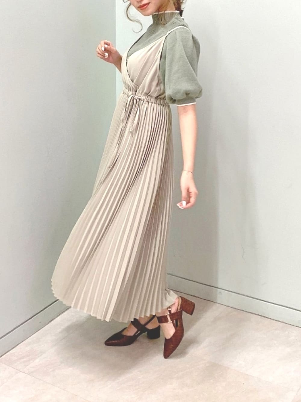 「ピスタチオ、ミントグリーン、パフスリーブ、ボリューム袖、キャミワンピ、シンプルコーデ、プリーツワンピース、プリーツスカート、大人ガーリー、ワンピース」｜「dazzlinのプリーツラインディティールワンピース（ワンピース、グリーン系）」を使った、mikiさん（レディース・153cm）の春コーディネートの1枚目の写真