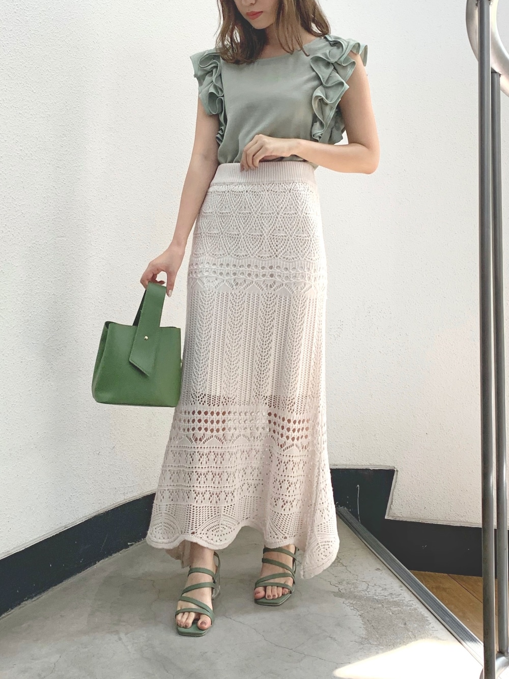 「夏コーデ、大人カジュアル、ニットスカート、ミントグリーン、ピスタチオ、休日スタイル、低身長コーデ、グリーン、フリル、フリルトップス」｜「dazzlinのクロシェスカラップニットスカート（スカート、ホワイト系）」を使った、mikiさん（レディース・153cm）の夏コーディネートの1枚目の写真