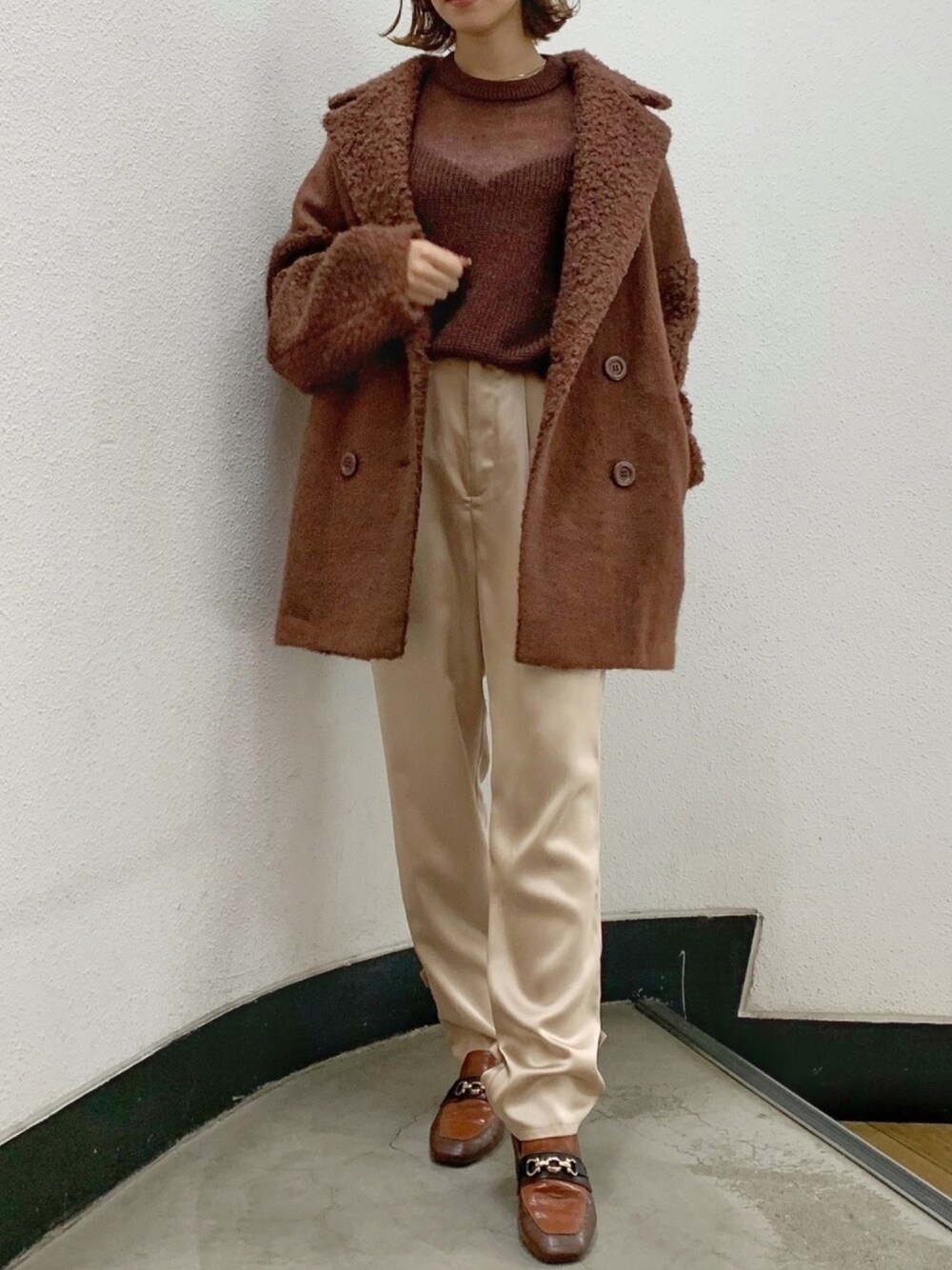 「秋服準備はじめました、秋コーデ、オトナカジュアル、大人コーデ、ブラウン、サテンパンツ、ニット、ゆるコーデ、ビッグシルエット、アウター」｜「dazzlinのサテンストレートボタンパンツ（その他パンツ、ベージュ系）」を使った、mikiさん（レディース・153cm）の秋コーディネートの1枚目の写真