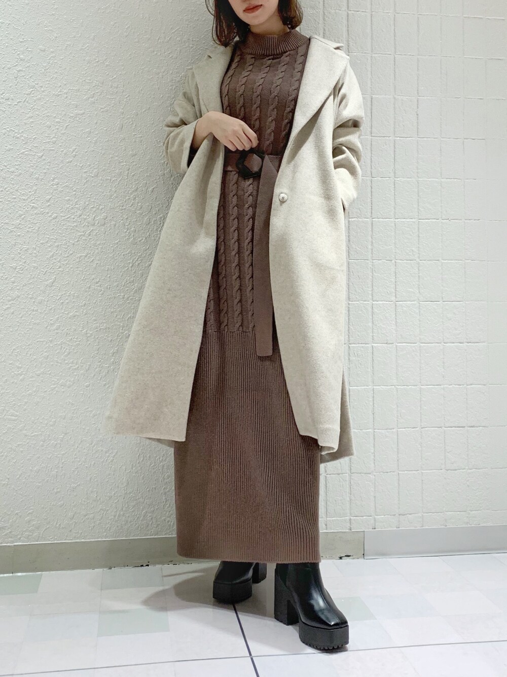 「今日のコーデ、コーディガン、ロングワンピース、ニットワンピース、低身長コーデ、雨の日コーデ、オトナカジュアル、きれいめカジュアル、コート、大人コーデ」｜「dazzlinのベルトマークケーブルニットワンピース（ワンピース、ブラウン系）」を使った、mikiさん（レディース・153cm）の秋コーディネートの1枚目の写真