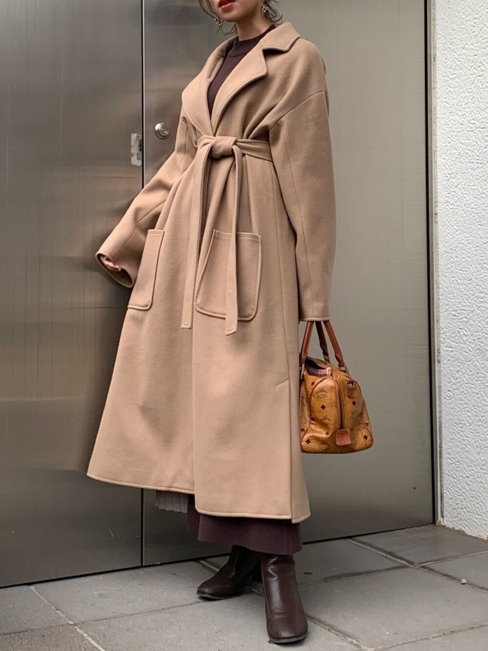 「冬コーデ、ロングコート、チェスターコート、オトナカジュアル、ベージュ、ブラウンコーデ、大人カジュアル、オーバーサイズ、あったかコーデ、きれいめカジュアル」｜「dazzlinのリラクシーロングチェスターコート（チェスターコート、ブラウン系）」を使った、mikiさん（レディース・153cm）の冬コーディネートの1枚目の写真