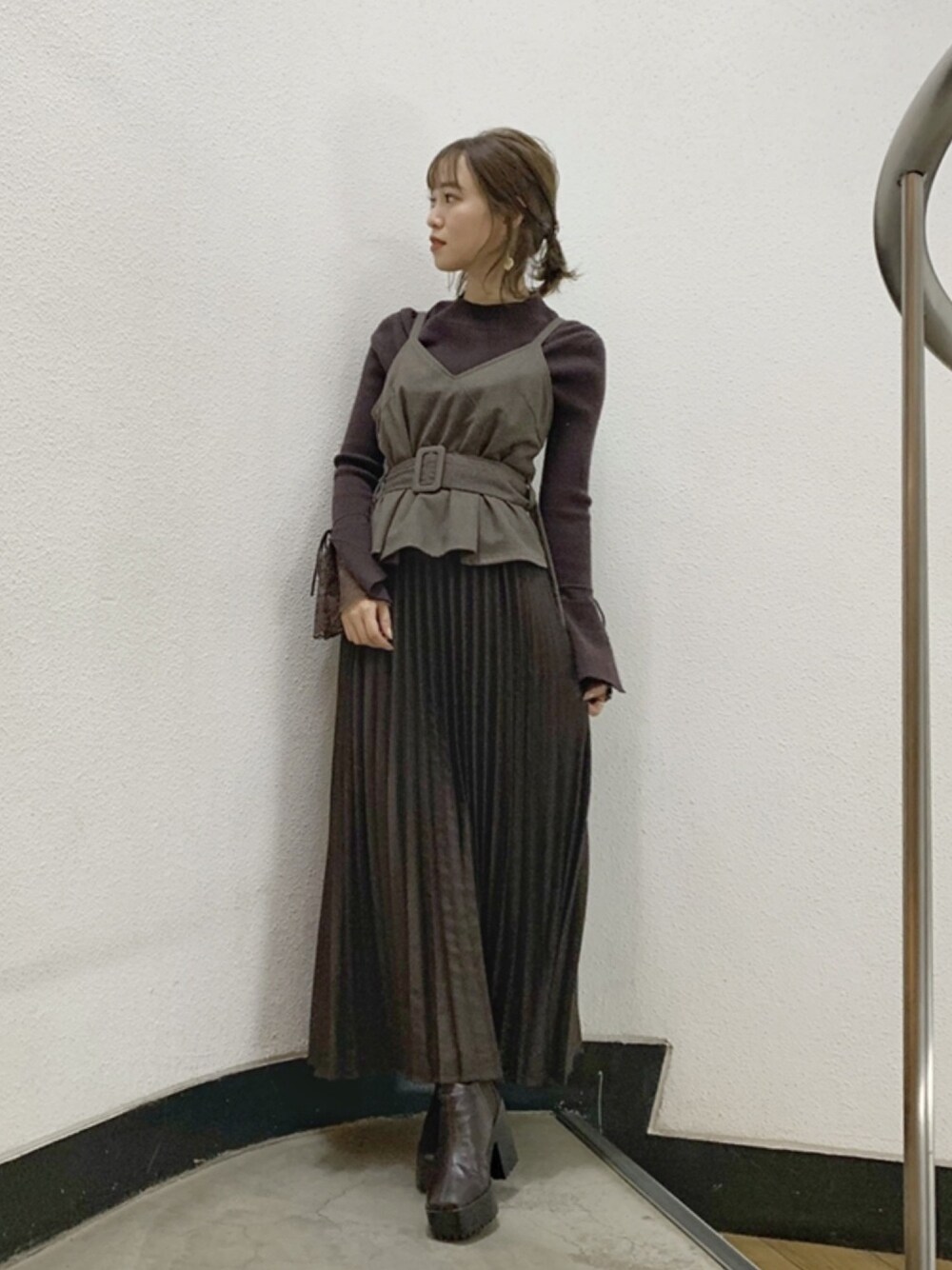 「オトナカジュアル、低身長、ロングワンピース、プリーツワンピース、キレイめ、ブラウンコーデ、ショートブーツ、ワントーンコーデ、ワンピース、デート」｜「dazzlinのヘリンボーンツイードコンビワンピース（ワンピース、ブラウン系）」を使った、mikiさん（レディース・153cm）の冬コーディネートの1枚目の写真