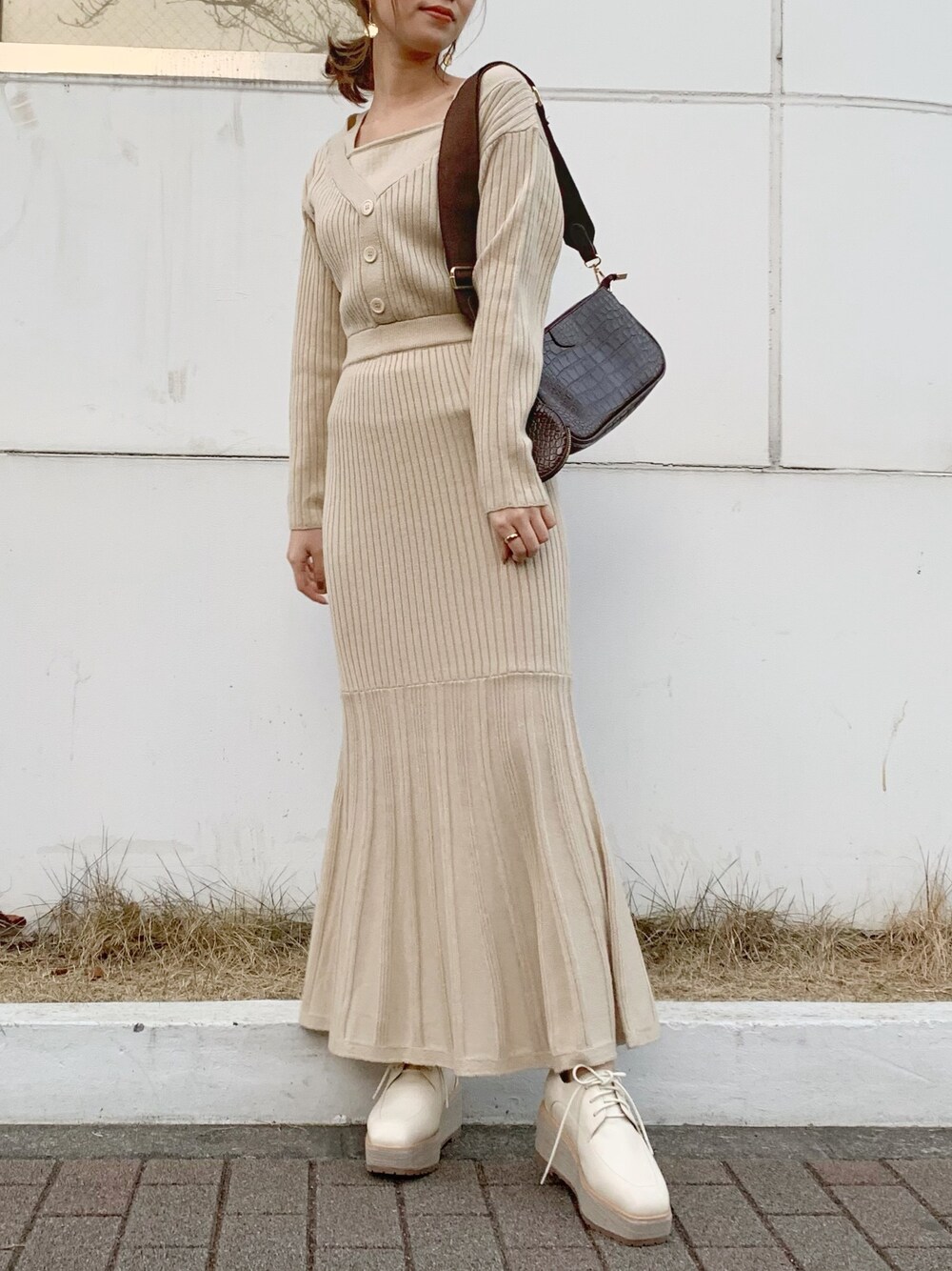 ホワイト系のワンピース、ホワイト系のローファー、ブラウン系のショルダーバッグを着用したレディースの冬コーディネートの1枚目の写真