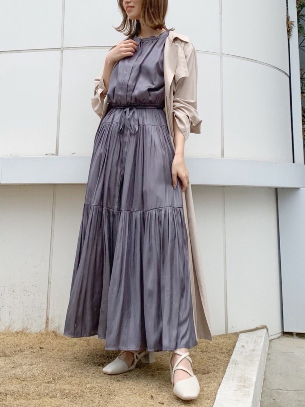 「春、ワンピース、ティアードワンピース、サテン、パープル、ラクチンコーデ、着回しコーデ、春コーデ、きれいめカジュアル、トレンチコート」｜「dazzlinのシャイニーティアードフレアワンピース（ワンピース、パープル系）」を使った、mikiさん（レディース・153cm）の春コーディネートの1枚目の写真