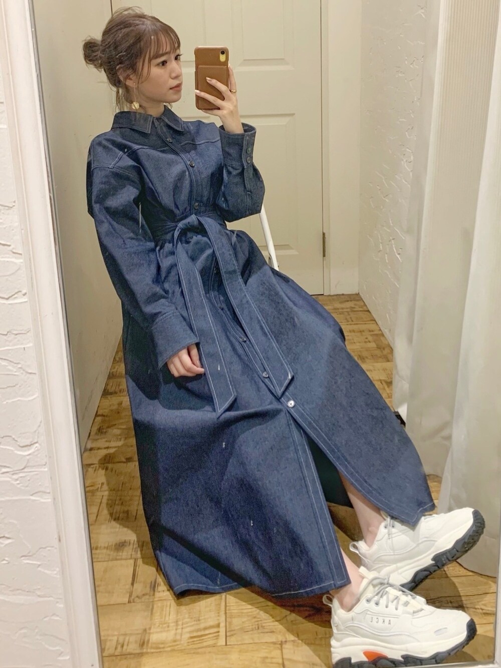 「デニムワンピース、デニムワンピ、シャツワンピ、大人コーデ、春夏コーデ、ワンピース、春コーデ、大人カジュアル、スニーカーコーデ、きれいめカジュアル」｜「dazzlinのステッチアートシャツワンピース（ワンピース、ブルー系）」を使った、mikiさん（レディース・153cm）の春コーディネートの1枚目の写真