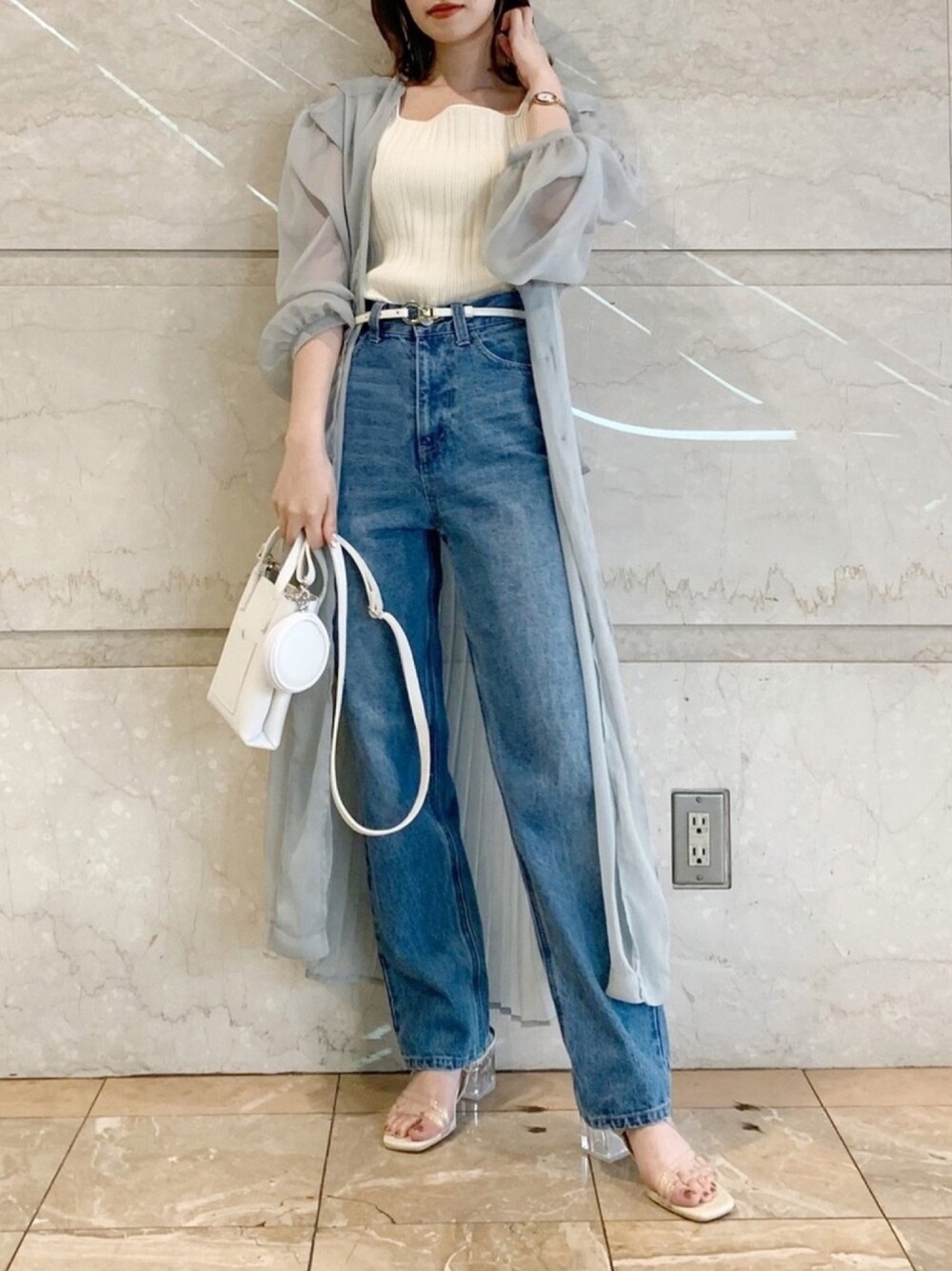 「カジュアルコーデ、シアーシャツ、ガウン、ロングシャツ、デニムコーデ、ミントグリーン、ピスタチオ、大人カジュアル、海コーデ、低身長コーデ」｜「dazzlinのストレートラインデニムパンツ（デニムパンツ、ブルー系）」を使った、mikiさん（レディース・153cm）の春コーディネートの1枚目の写真