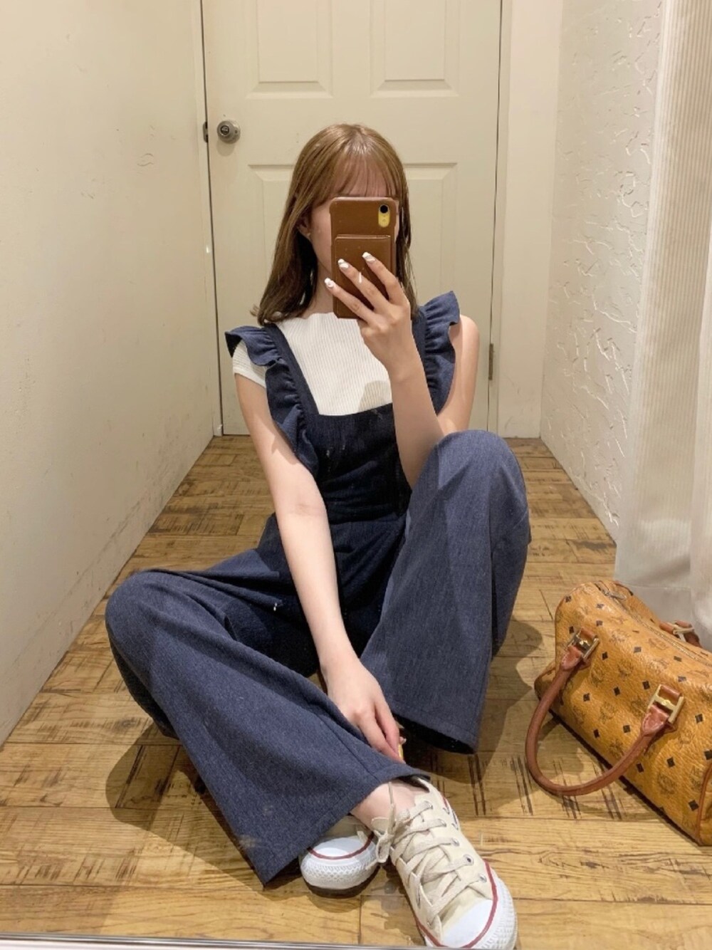 「サロペット、ラフコーデ、大人コーデ、ノースリーブ、ノースリーブニット、デニム、夏コーデ、パンツスタイル、雨の日コーデ、オトナカジュアル」｜「dazzlinのフリルバックリボンサロペット（サロペット/オーバーオール、ブルー系）」を使った、mikiさん（レディース・153cm）の春コーディネートの1枚目の写真
