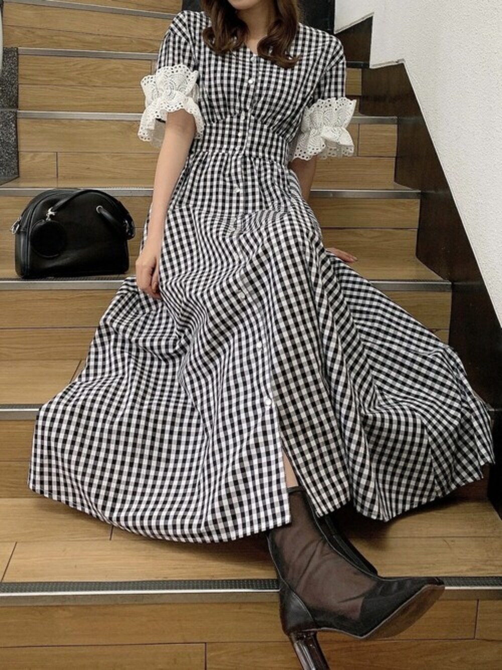 その他のワンピース、ブラック系のブーツを着用したレディースの冬コーディネートの1枚目の写真