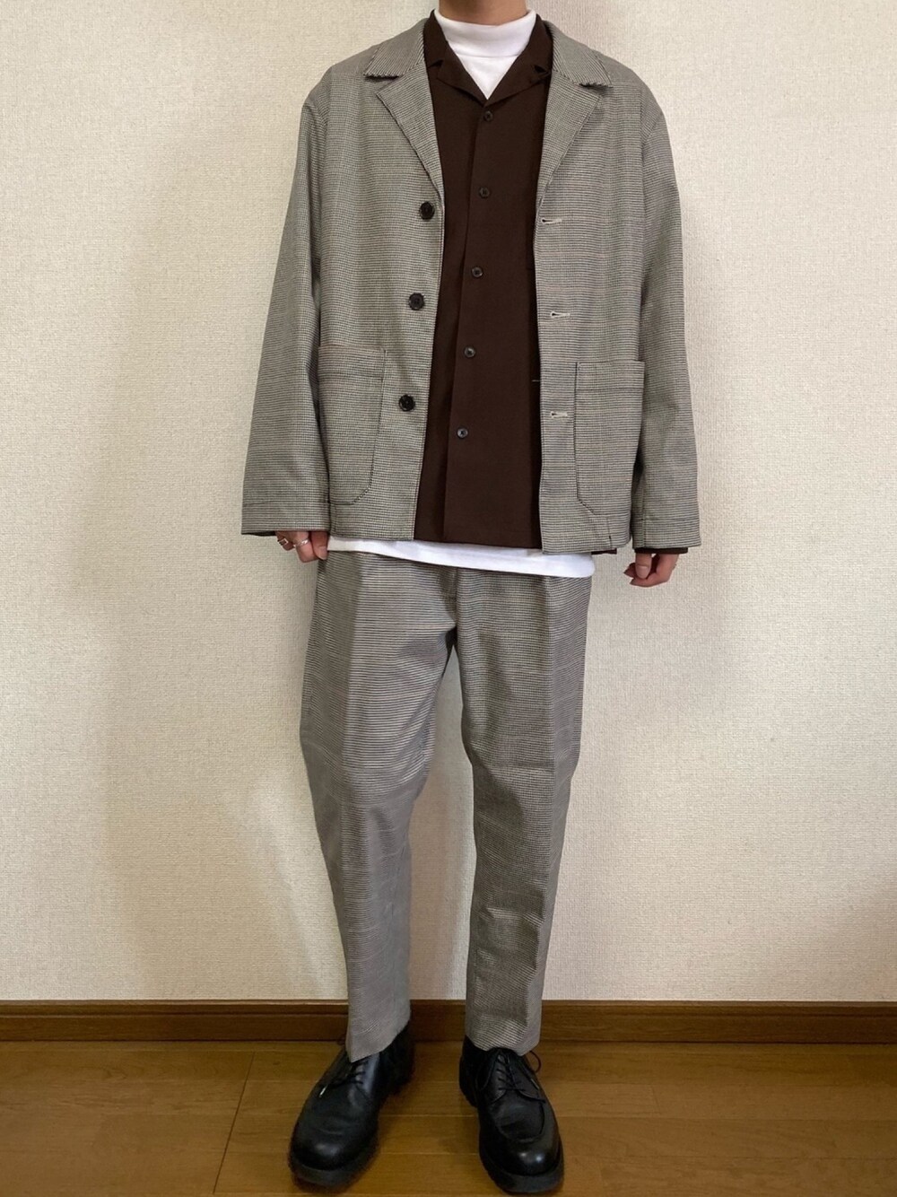 ベージュ系のテーラードジャケット、ベージュ系のスラックス、ブラウン系のシャツ/ブラウスを着用したメンズの冬コーディネートの1枚目の写真