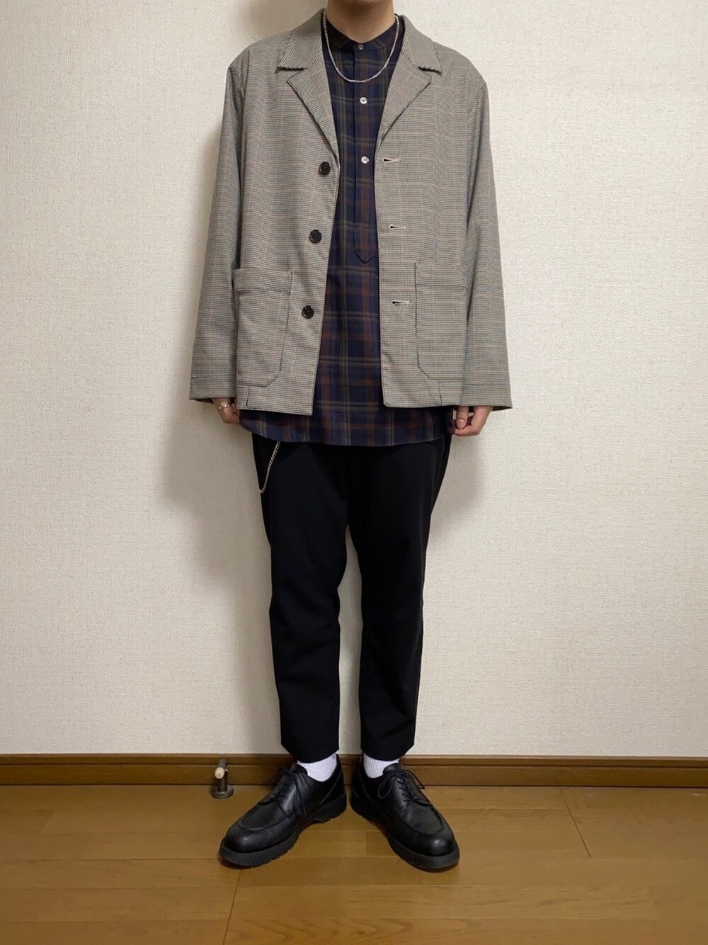 ベージュ系のテーラードジャケット、ブルー系のシャツ/ブラウス、ブラック系のその他パンツを着用したメンズの春コーディネートの1枚目の写真