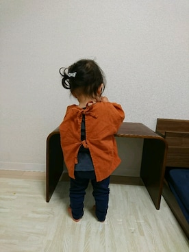 「うしろ姿」｜「アイテム（その他）」を使った、いっちゃんさん（キッズ・70cm）の秋コーディネート
