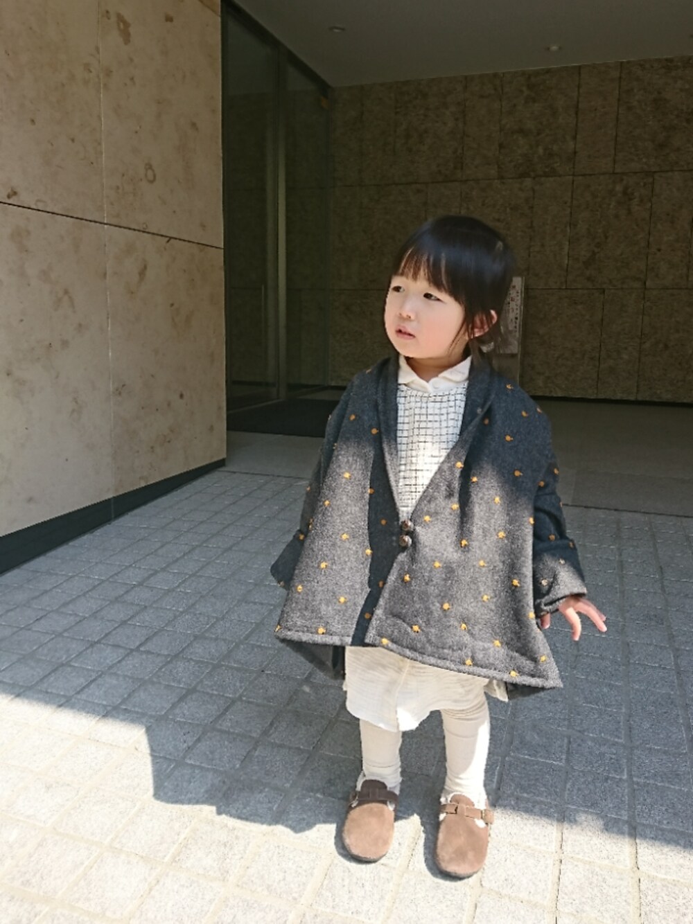 「2歳、女の子、キッズコーデ、ナチュラル、りんごさんガウン、la etoile、ワンピース」｜「la etoileのアイテム（その他アウター、ブラック系）」を使った、いっちゃんさん（キッズ・80cm）の春コーディネートの1枚目の写真