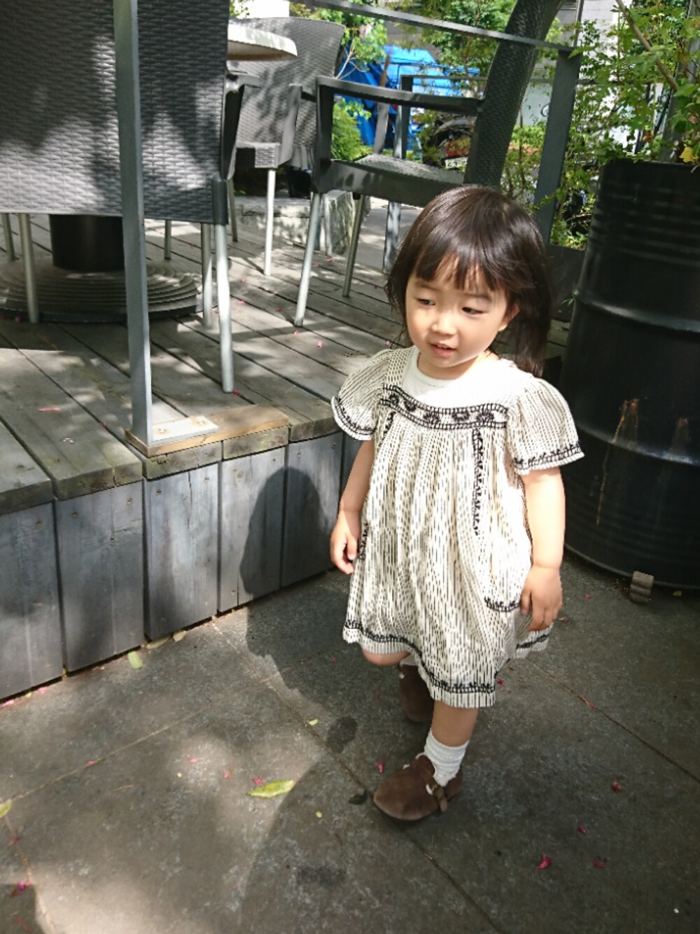 「2歳、女の子、キッズコーデ、ガーリー、ワンピース、ZARA」｜「ZARAのアイテム（ワンピース、グレー系）」を使った、いっちゃんさん（キッズ・80cm）の春コーディネートの1枚目の写真
