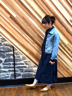 「a.v.v（アーヴェヴェ）のレギンス付きロングシャツワンピース（シャツワンピース、ブルー系）」を使った、ともみさん（レディース・159cm）の冬コーディネート
