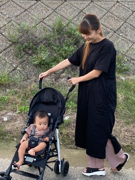 「UNIQLO（ユニクロ）のマーセライズコットンロングTワンピース（半袖）（ワンピース、ブラック系）」を使った、ともみさん（レディース・159cm）の秋コーディネート