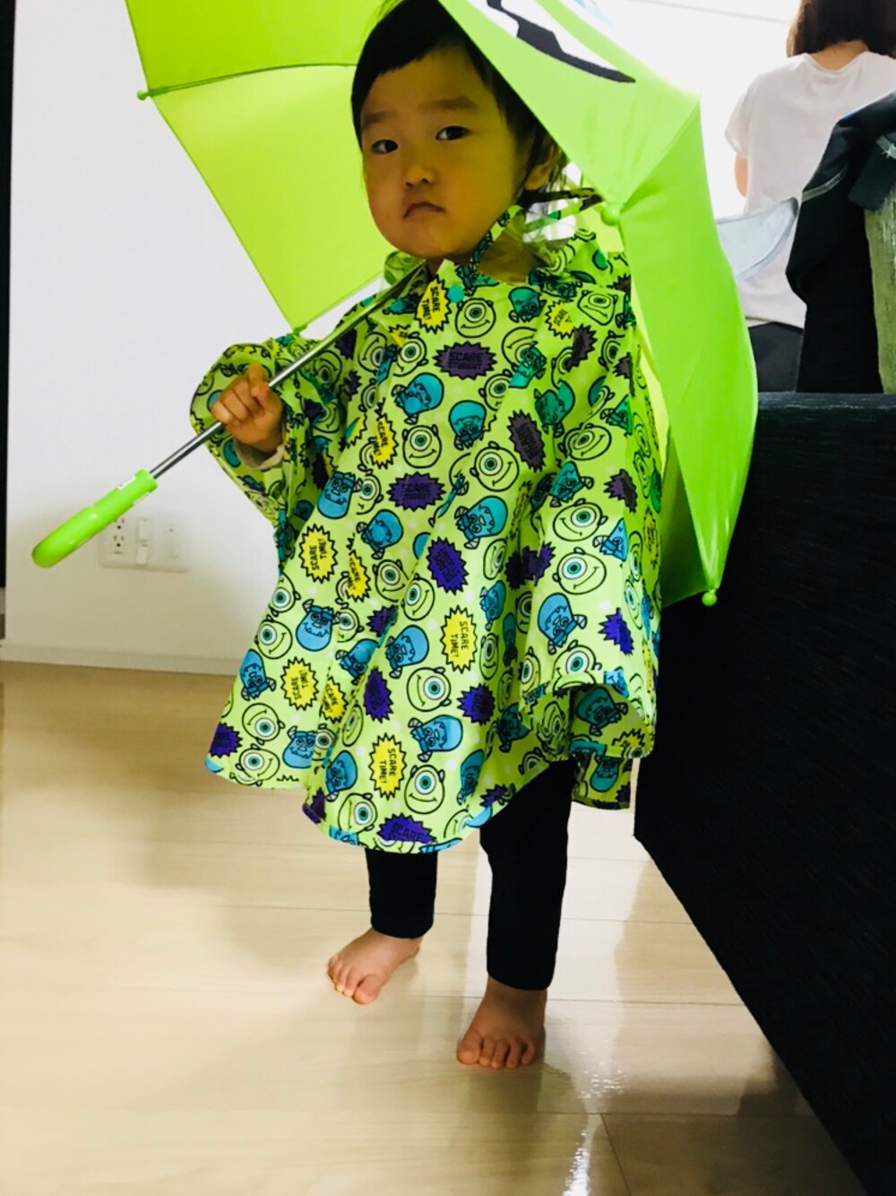 「雨の日コーデ、傘、カッパ、キッズファッション、もうすぐ2歳、秋、つむち」｜「Disneyのアイテム（その他、グリーン系）」を使った、tsumugiさん（キッズ・80cm）の秋コーディネートの1枚目の写真
