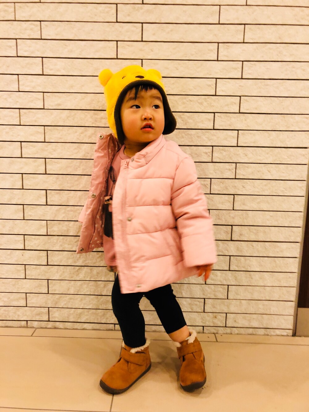 「おんなのこ、休日スタイル、冬コーデ、もこもこ、ブーツ、ピンク、つむち」｜「Disneyのアイテム（ニットキャップ/ビーニー、イエロー系）」を使った、tsumugiさん（キッズ・80cm）の冬コーディネートの1枚目の写真