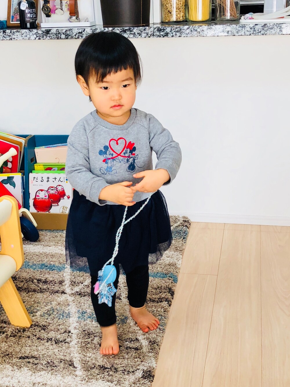 「ディズニー、スターウォーズ、スカート、キッズコーデ、はだし、ミッキー、さむい、オラフ、つむち」｜「GAPのBabygap | Disney ミックスファブリック ワンピース（ワンピース、グレー系）」を使った、tsumugiさん（キッズ・80cm）の冬コーディネートの1枚目の写真