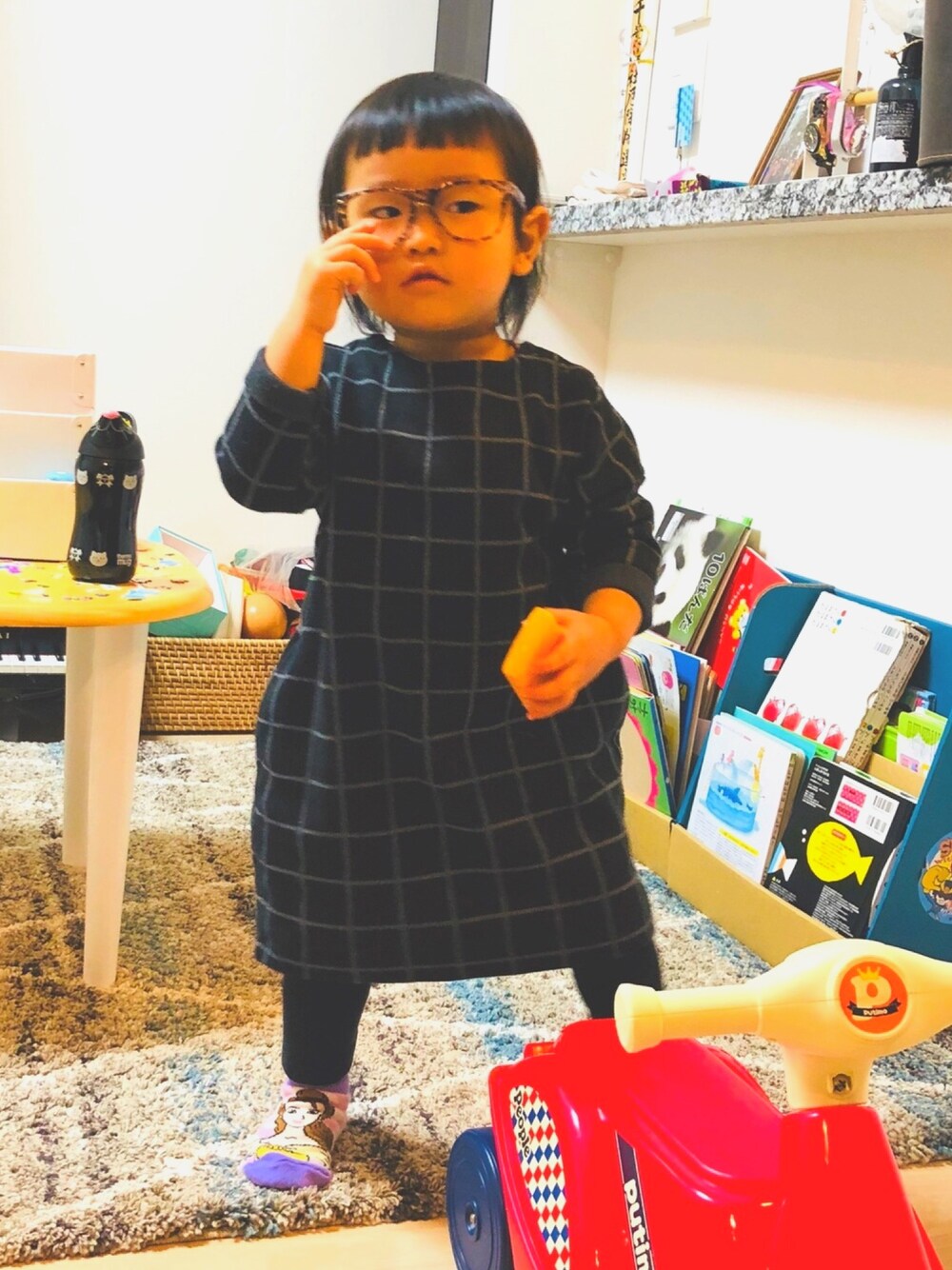「黒、ワンピース、ベル、メガネ女子、つむち」｜「つむちのアイテム（その他、ベージュ系）」を使った、tsumugiさん（キッズ・80cm）の冬コーディネートの1枚目の写真