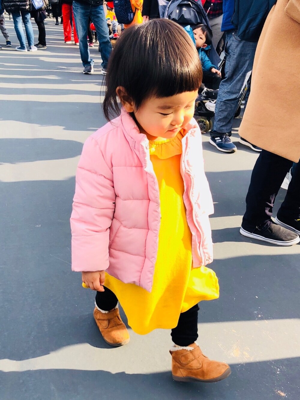 「ディズニー、アナ雪、あつめ、カジュアル、女の子、キッズコーデ、ピンク、黄色、ダウンジャケット、つむち」｜「無印良品のアイテム（ブーツ、ブラウン系）」を使った、tsumugiさん（キッズ・80cm）の冬コーディネートの1枚目の写真
