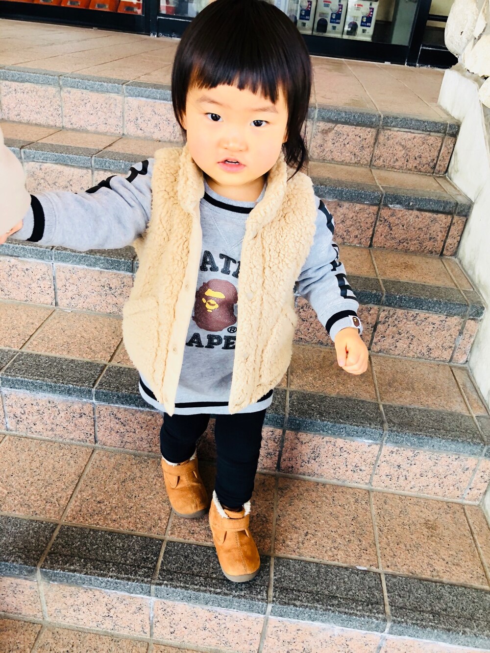 「かっぱ寿司、キッズコーデ、カジュアル、スウェット、エイプ、つむち」｜「UNIQLOのアイテム（ダウンベスト、ベージュ系）」を使った、tsumugiさん（キッズ・80cm）の冬コーディネートの1枚目の写真