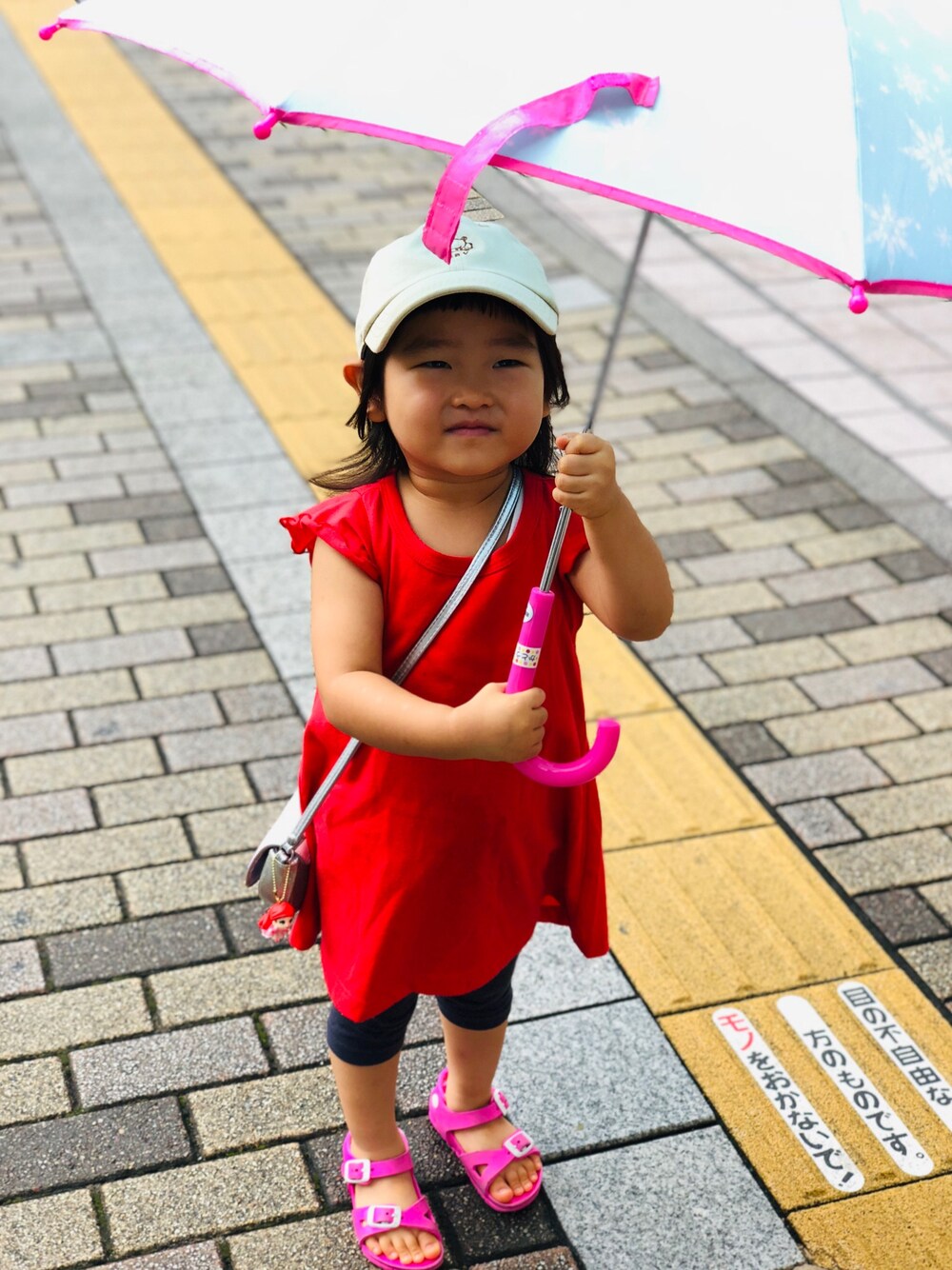 「あめのひ、傘、アナと雪の女王、ワンピース、もうすぐ3歳、カジュアル、赤ピンク、つむち」｜「MARKEY'SのＳＷＩＣＨＩＴＩＮＧワンピース(80～140cm)（ワンピース、ブルー系）」を使った、tsumugiさん（キッズ・80cm）の秋コーディネートの1枚目の写真
