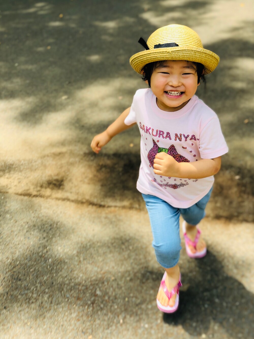 「おんなのこコーデ、にゃー、つむち、はしる」｜「にゃーのS からふるさくらにゃー（Tシャツ/カットソー、ピンク系）」を使った、tsumugiさん（キッズ・90cm）の春コーディネートの1枚目の写真