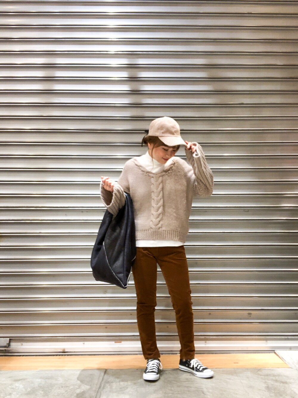 「冬コーデ、カジュアル、大人コーデ、タートルネック、オトナカジュアル、ootd、ベージュ、outfit」｜「CIAOPANIC TYPYの【2WAY】ケーブルプルオーバー（ニット/セーター、ベージュ系）」を使った、Chisato  さん（レディース・157cm）の冬コーディネートの1枚目の写真