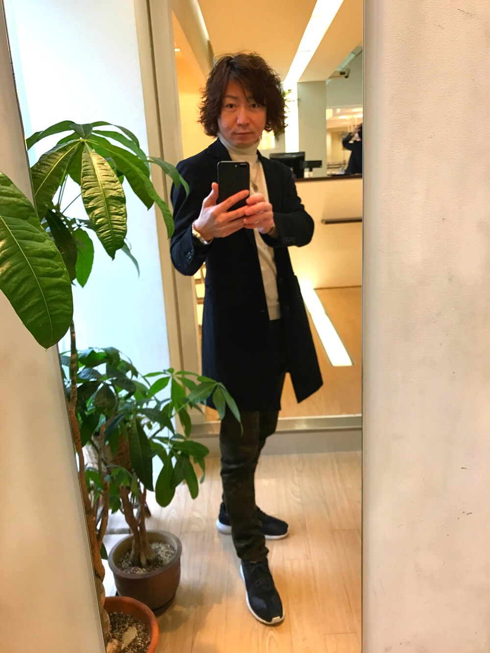 「ロングジャケット#迷彩パンツ#スニーカーコーディ」｜「KATHARINE HAMNETTのアイテム（テーラードジャケット、ブラック系）」を使った、ishiさん（メンズ・168cm）の冬コーディネートの1枚目の写真