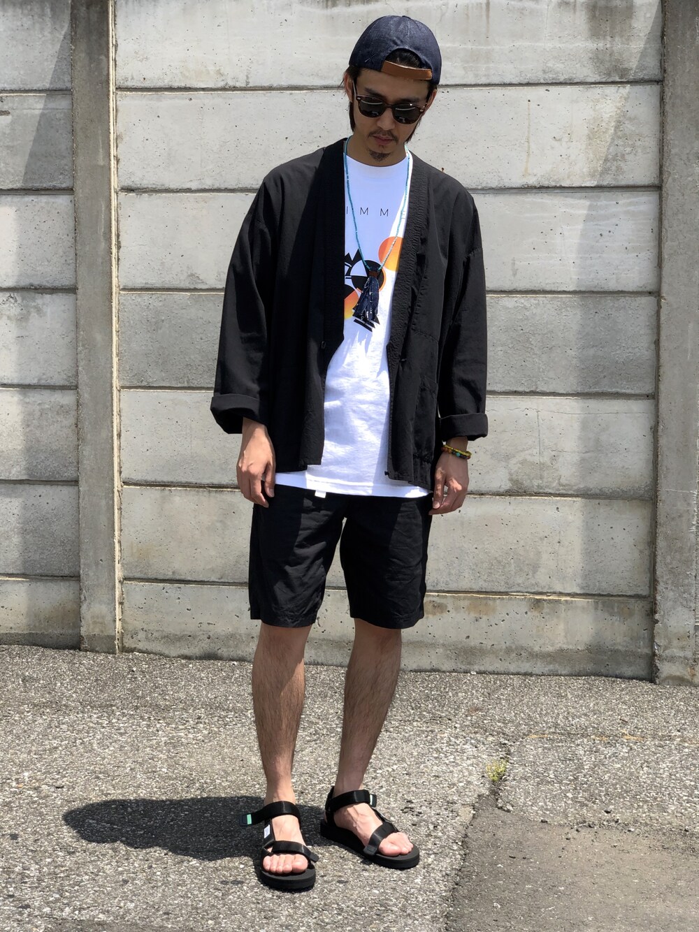 ブラック系のシャツ/ブラウスを着用したメンズの春コーディネートの1枚目の写真