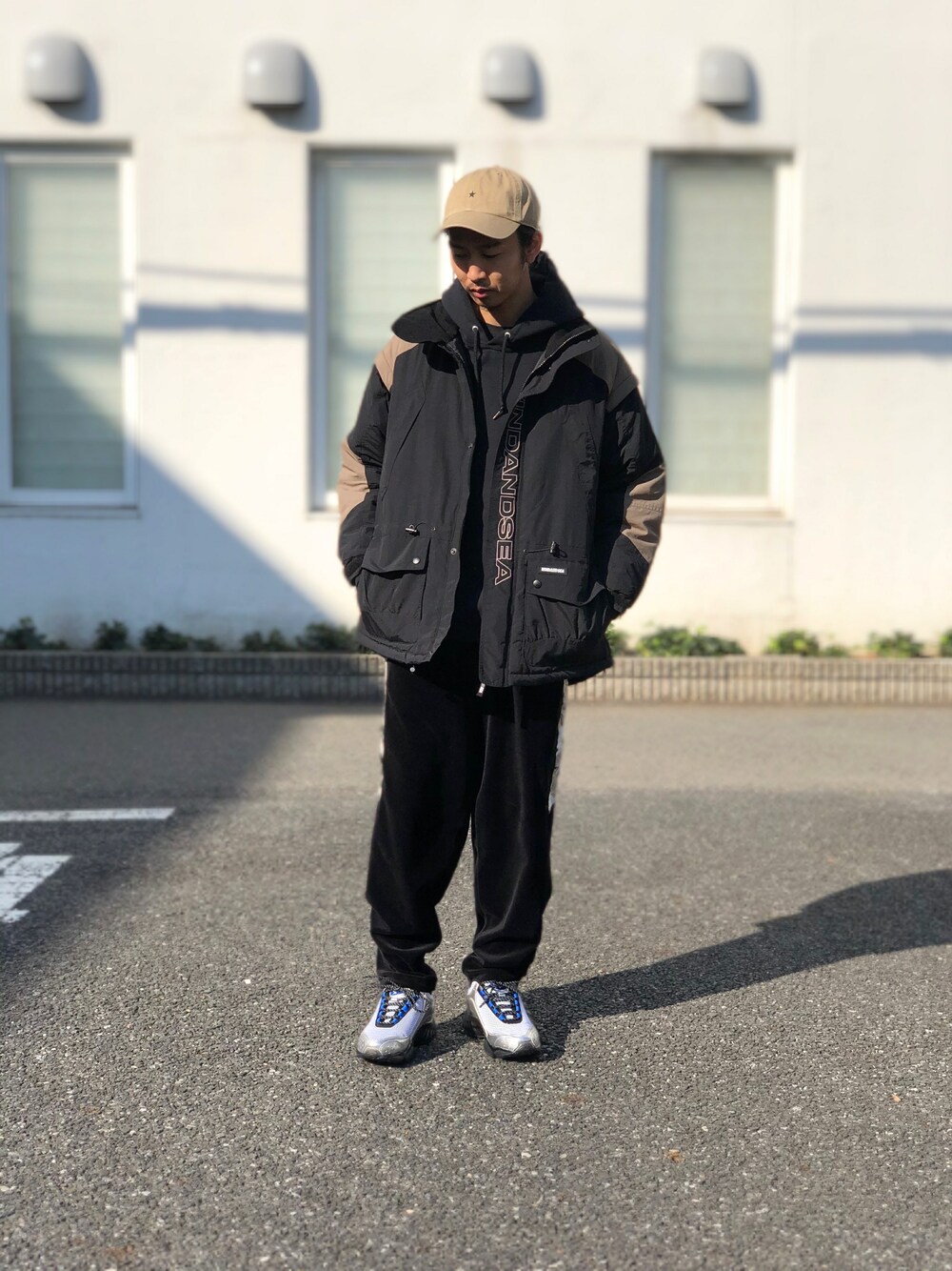 ブラック系のブルゾンを着用したメンズの冬コーディネートの1枚目の写真