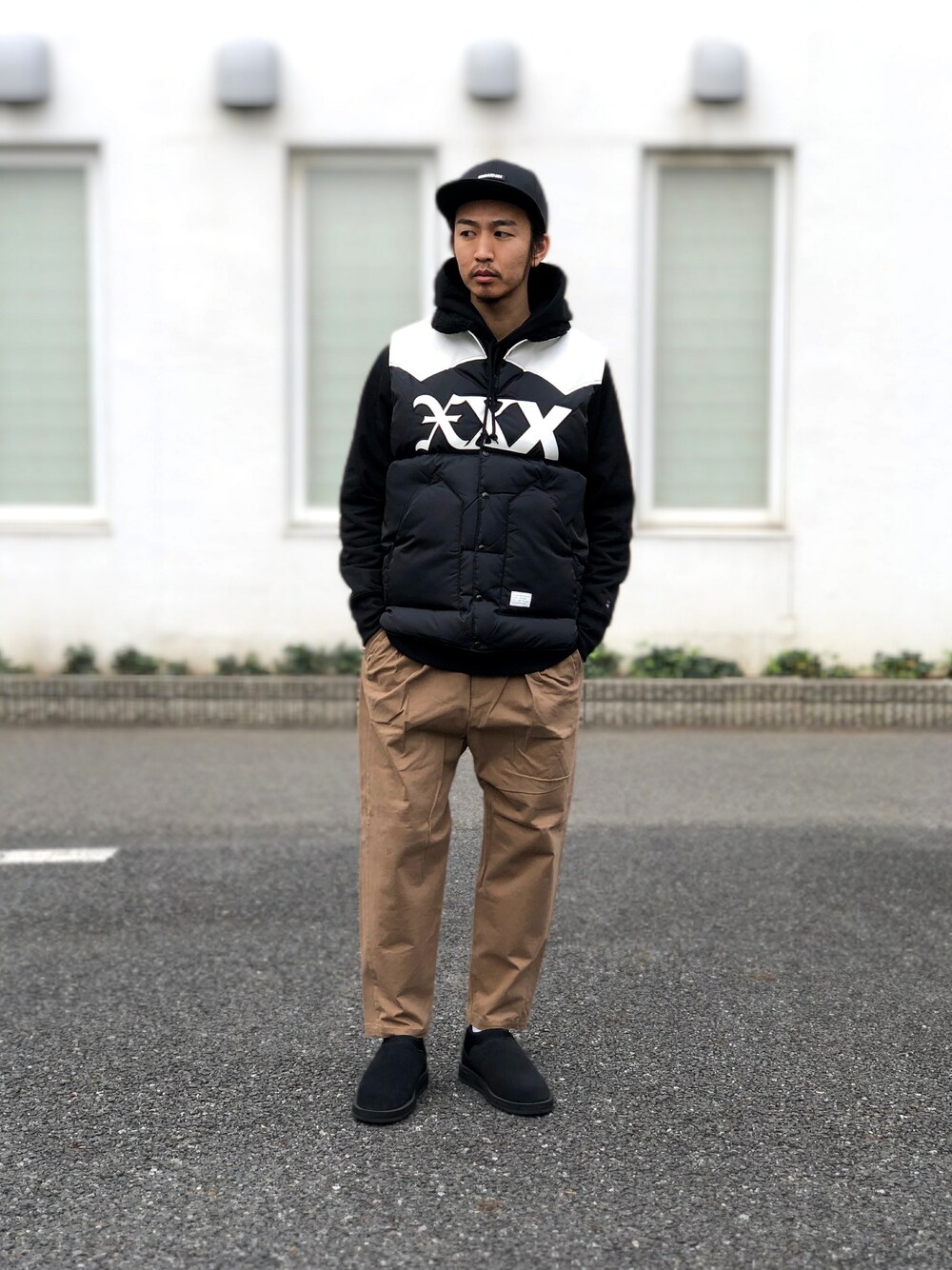 ブラック系のスウェットを着用したメンズの冬コーディネートの1枚目の写真