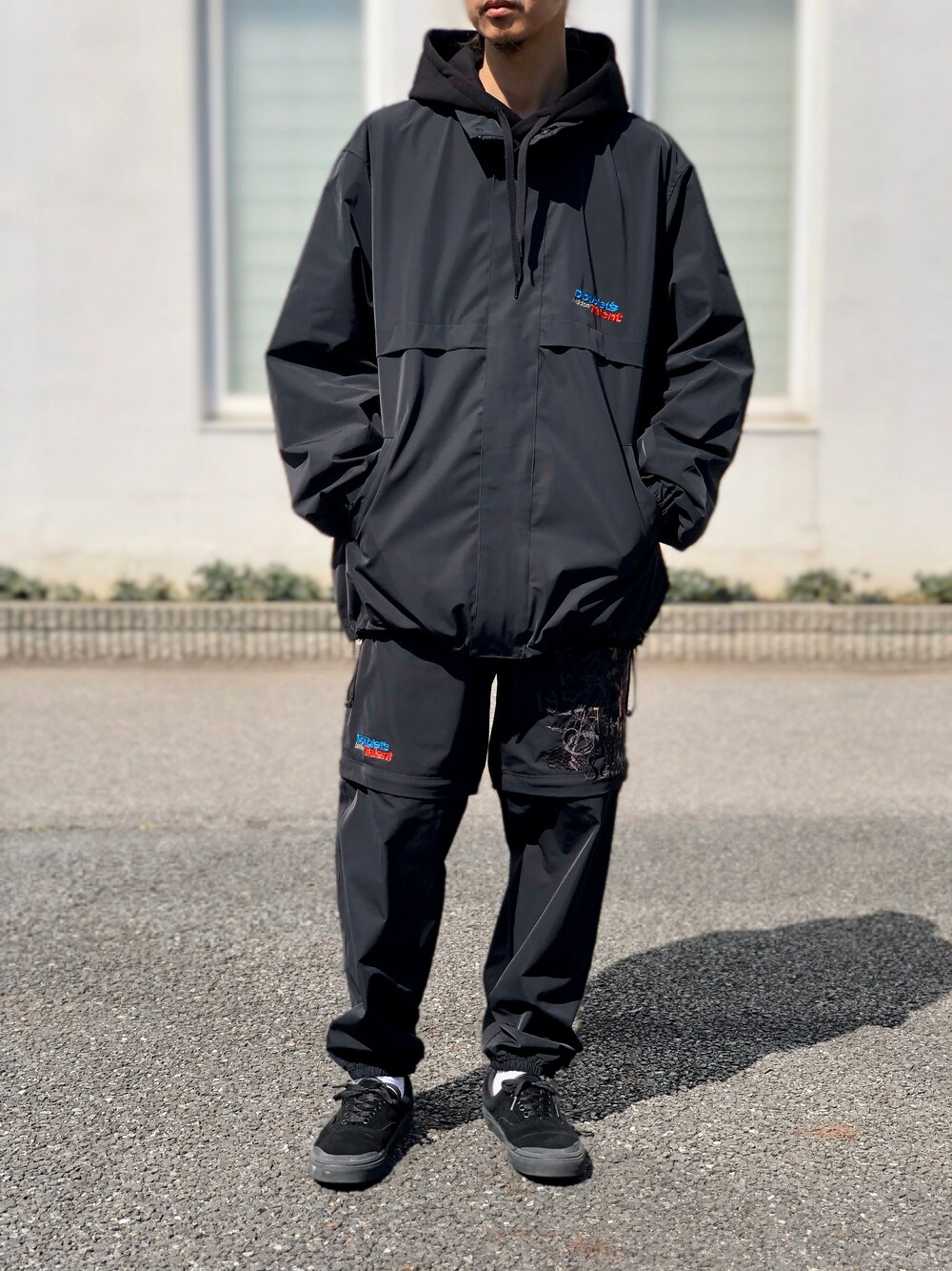 「VANS、doublet」｜「doubletのHIDDEN CHAOS EMBROIDERY HOODIE（パーカー、ブラック系）」を使った、DOGDAYSさん（メンズ・172cm）の春コーディネートの1枚目の写真