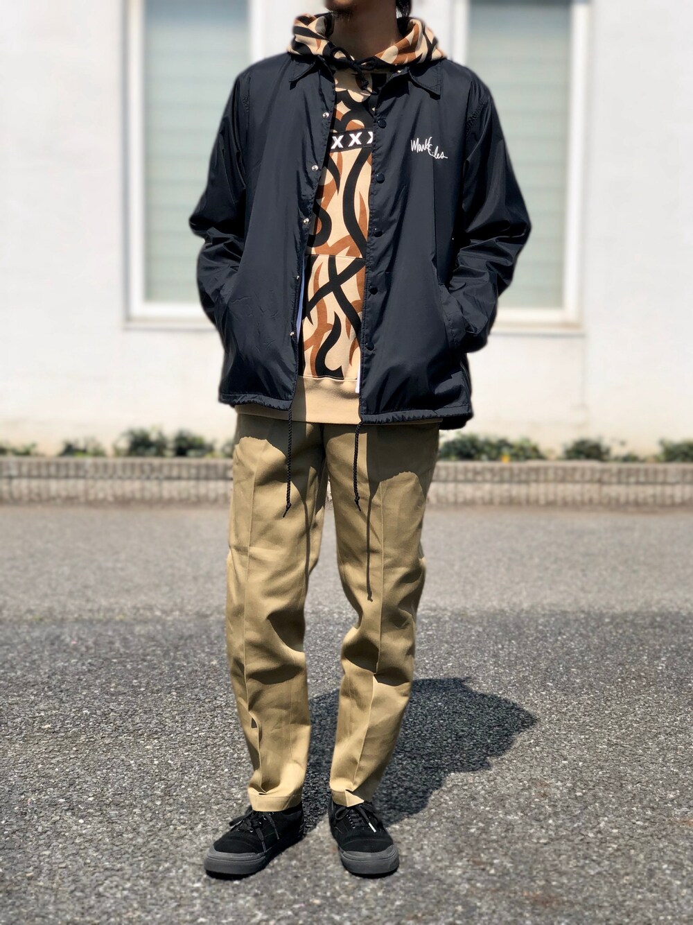 ブラック系のナイロンジャケットを着用したメンズの春コーディネートの1枚目の写真