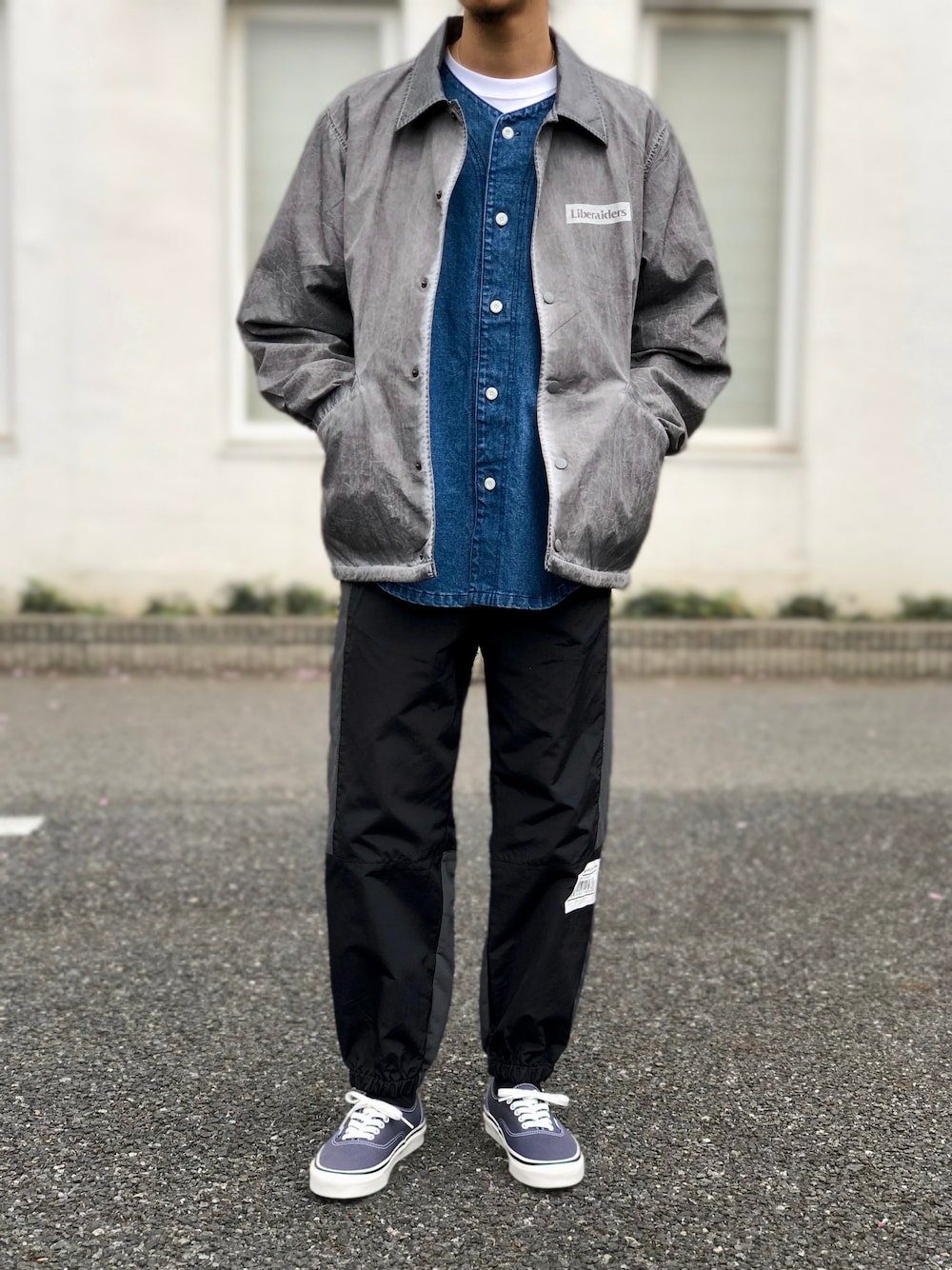 ブルー系のシャツ/ブラウスを着用したメンズの春コーディネートの1枚目の写真