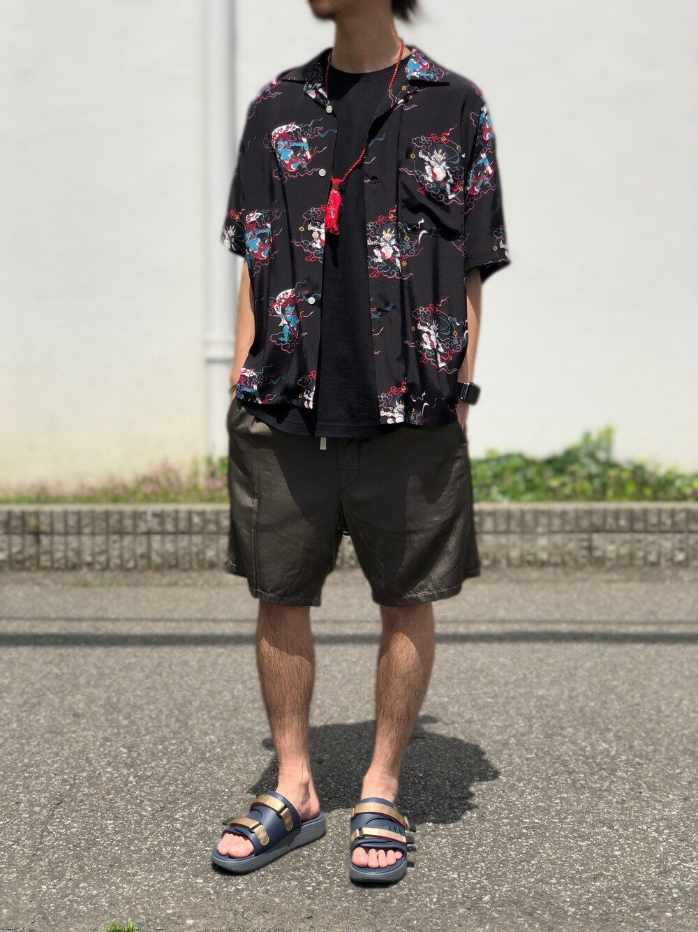 「White Mountaineering、BUENA VISTA、NAISSANCE、suicoke、MIKIA、Wardrobe/White Mountaineering」｜「BUENA VISTAの風神雷神 HAWAIIAN SHIRTS（シャツ/ブラウス、ブラック系）」を使った、DOGDAYSさん（メンズ・172cm）の春コーディネートの1枚目の写真