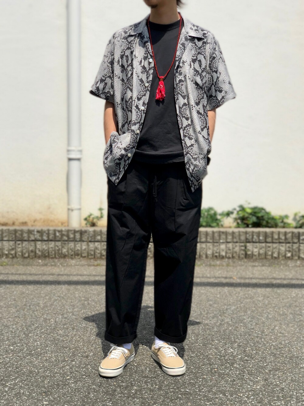グレー系のシャツ/ブラウスを着用したメンズの春コーディネートの1枚目の写真
