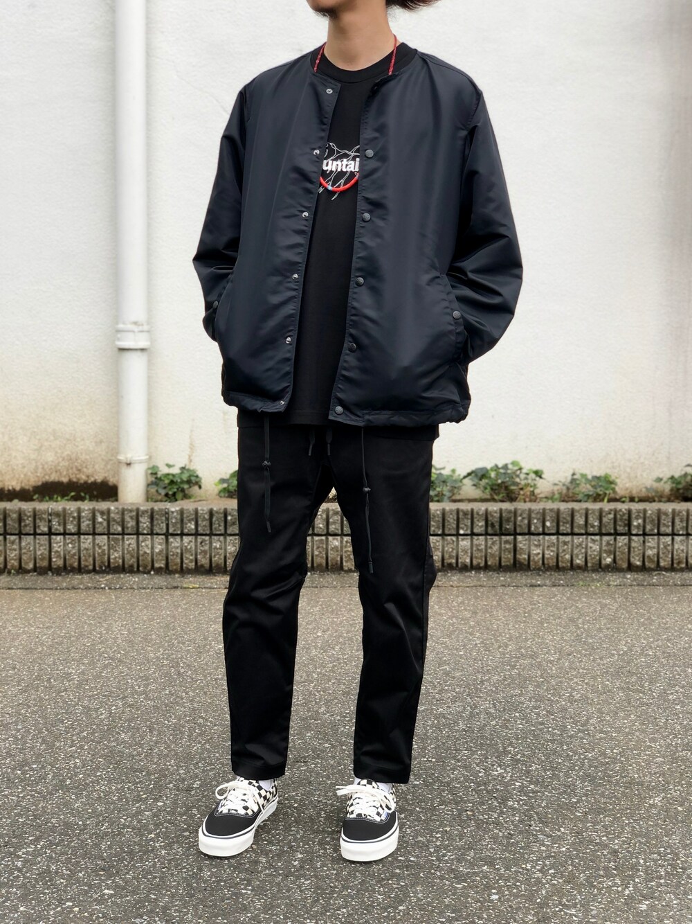 ブラック系のノーカラージャケットを着用したメンズの夏コーディネートの1枚目の写真