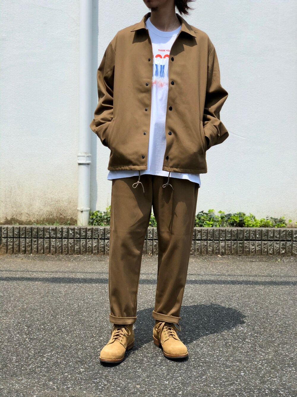 ブラウン系のその他アウターを着用したメンズの夏コーディネートの1枚目の写真