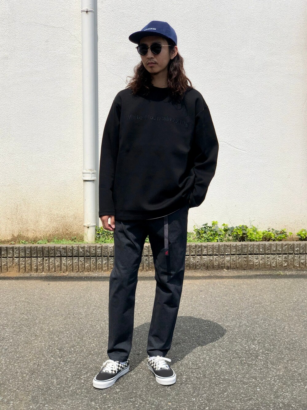 「VANS、White Mountaineering、CÉUEU」｜「WHITE MOUNTAINEERINGのLOGO EMBROIDERIED SWEATSHIRT（スウェット、ブラック系）」を使った、DOGDAYSさん（メンズ・172cm）の夏コーディネートの1枚目の写真