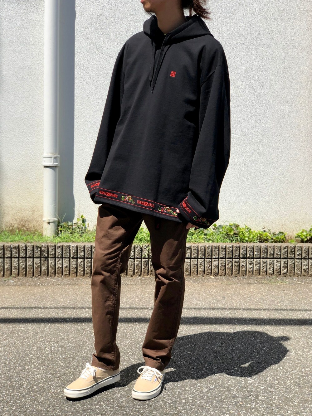 「VANS、White Mountaineering、GRAMICCI、doublet」｜「doubletのRA-MEN EMBROIDERY HOODIE（パーカー、ブラック系）」を使った、DOGDAYSさん（メンズ・172cm）の夏コーディネートの1枚目の写真