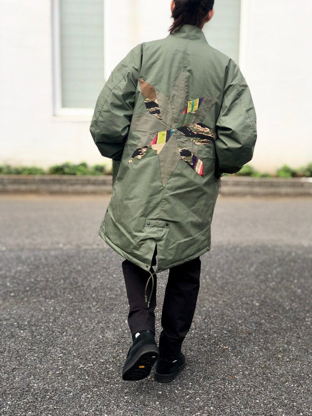 グリーン系のモッズコートを着用したメンズの秋コーディネートの1枚目の写真