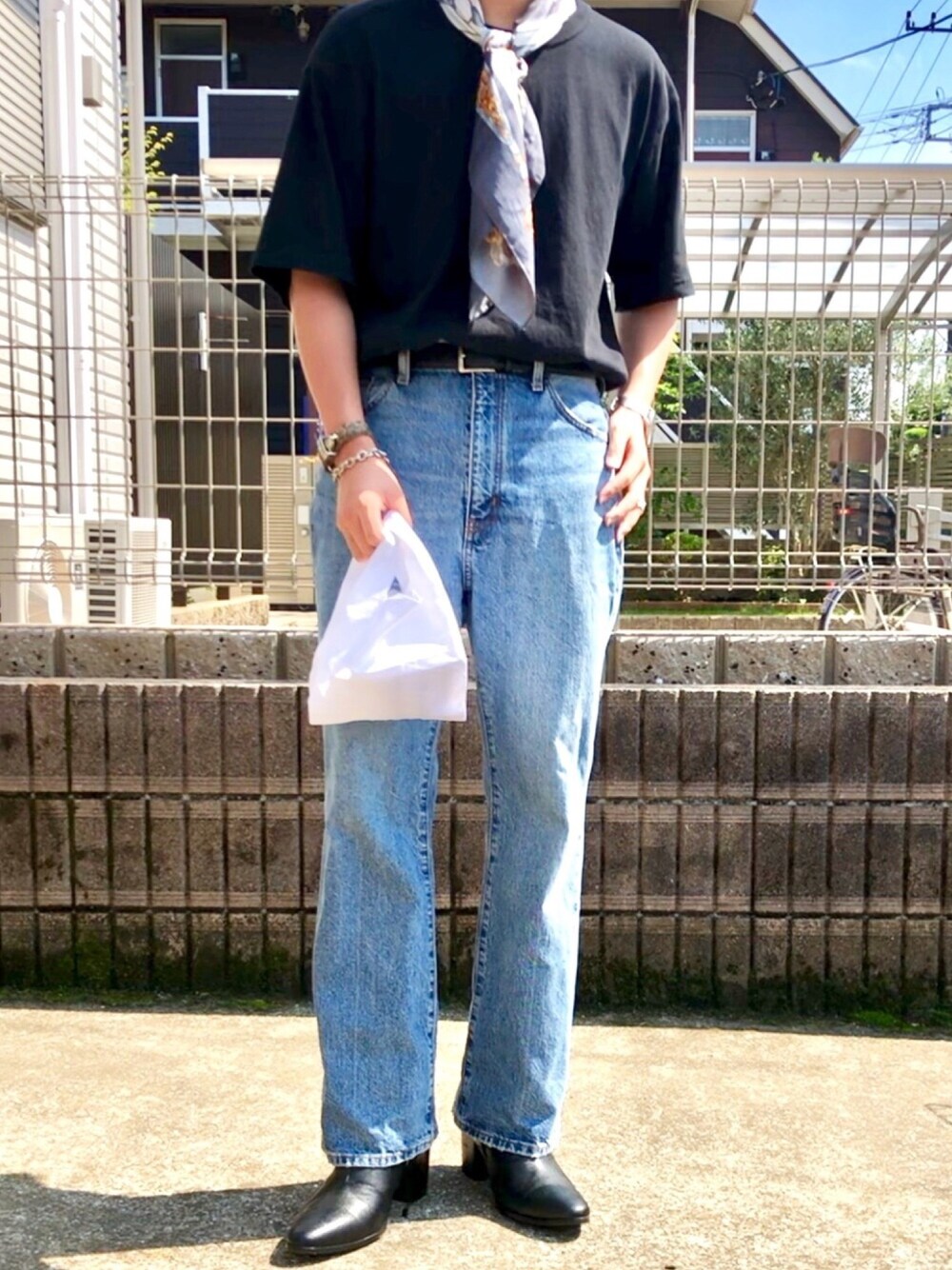 「夏コーデ、ブラック、UNIQLO、黒Tシャツ、タックイン、スカーフ、デニム、ヒールブーツ、u170、いいね、save、フォローお願いします🤑」｜「GUのアイテム（デニムパンツ、ブルー系）」を使った、k.s.k「U170」さん（メンズ・168cm）の夏コーディネートの1枚目の写真